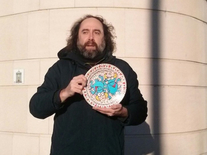 Mikel Urmeneta, con una de sus creaciones en la puerta de la Audiencia de Iruñea, antes de otro juicio. (Iñaki VIGOR)