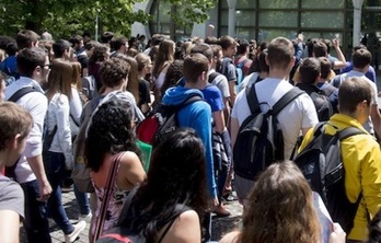 El Parlamento ha mostrado su preocupación por la situación de pobreza y exclusión que se vive entre la juventud. (Iñigo URIZ/ARGAZKI PRESS)