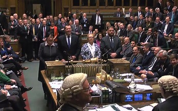 Momento en el que anuncian el resultado de la votación en la Cámara de los Comunes. (AFP)