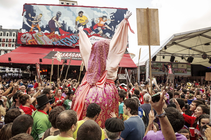 Marijaia en las txosnas de Aste Nagusia. (Aritz LOIOLA / ARGAZKI PRESS)