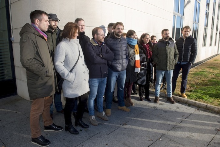 Trabajadores de Kukuxumusu que han acudido a la Audiencia para dar a conocer su parecer sobre el proceso. (Iñigo URIZ/ARGAZKI PRESS)
