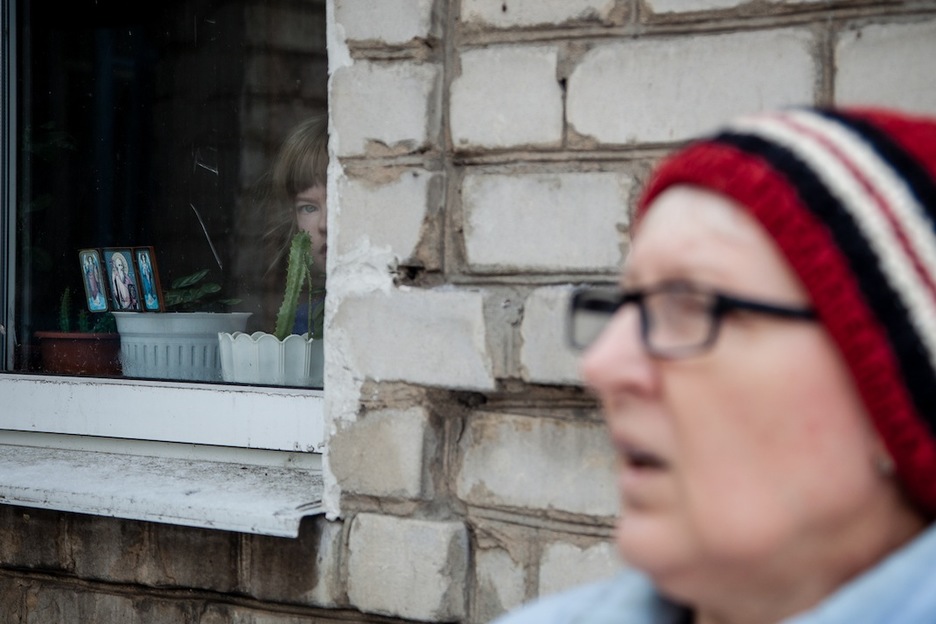 Una mujer de Yasinuvata y su nieta dentro de su casa, la cual ha sido alcanzada 3 veces por la artillería ucraniana durante estos más de dos años de guerra. (Juan TEIXEIRA)