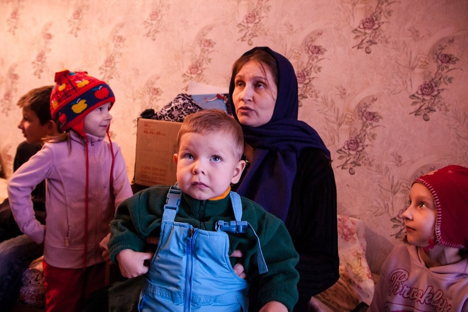 Tatiana y varios de sus hijos. El más pequeño, Kuzma, nació en el monasterio donde viven como refugiados desde 2014. (Juan TEIXEIRA)