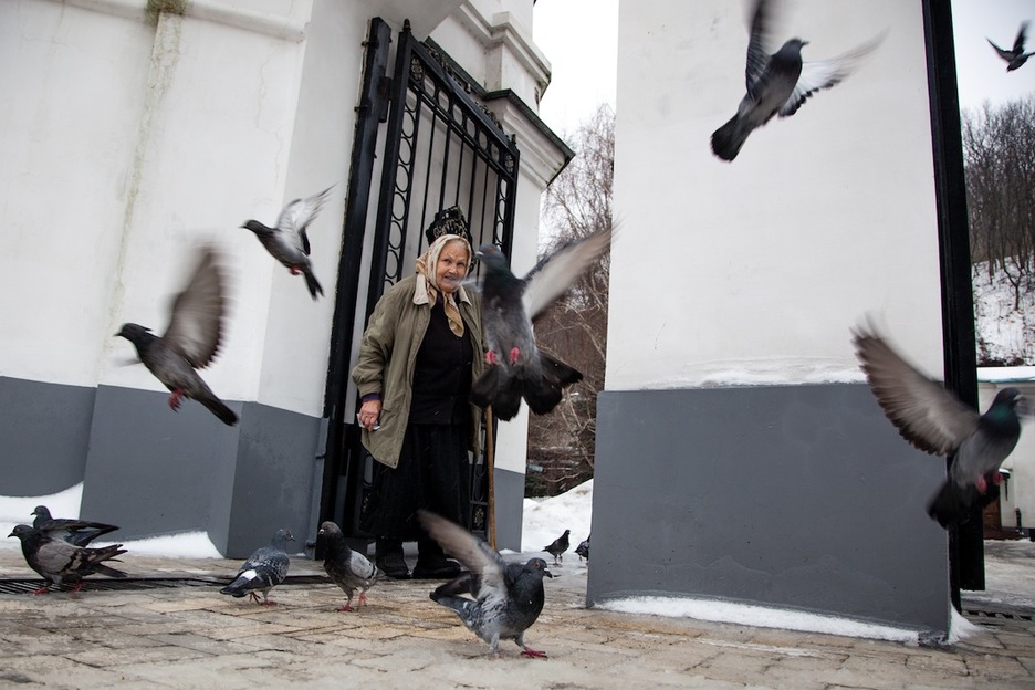 Una de las trabajadoras del monasterio de Svyatogorsk, el más importante del Donbass. Acoge a varios centenares de refugiados. Llegó a acoger a más de dos mil personas en los momentos álgidos del conflicto. (Juan TEIXEIRA)