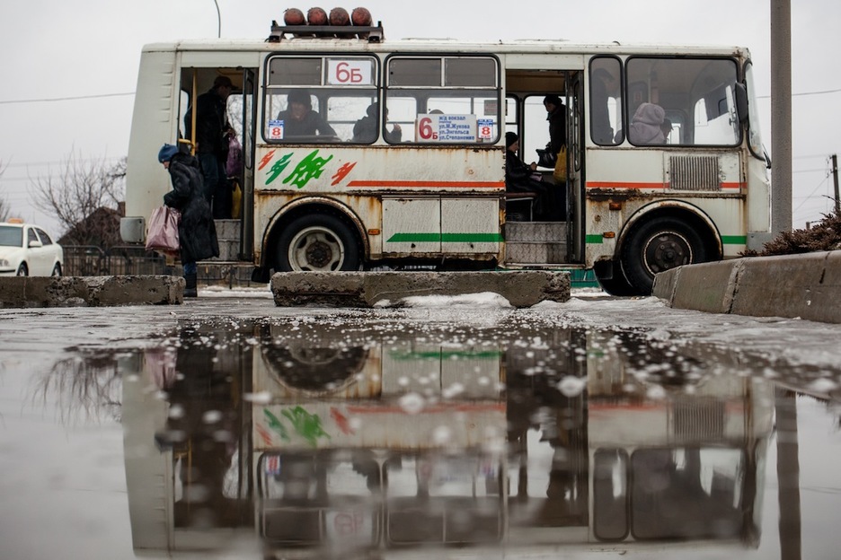 Un autobús de Donetsk. Las autoridades de la República Popular intentan que las infraestructuras vuelvan a funcionar cuanto antes. (Juan TEIXEIRA)