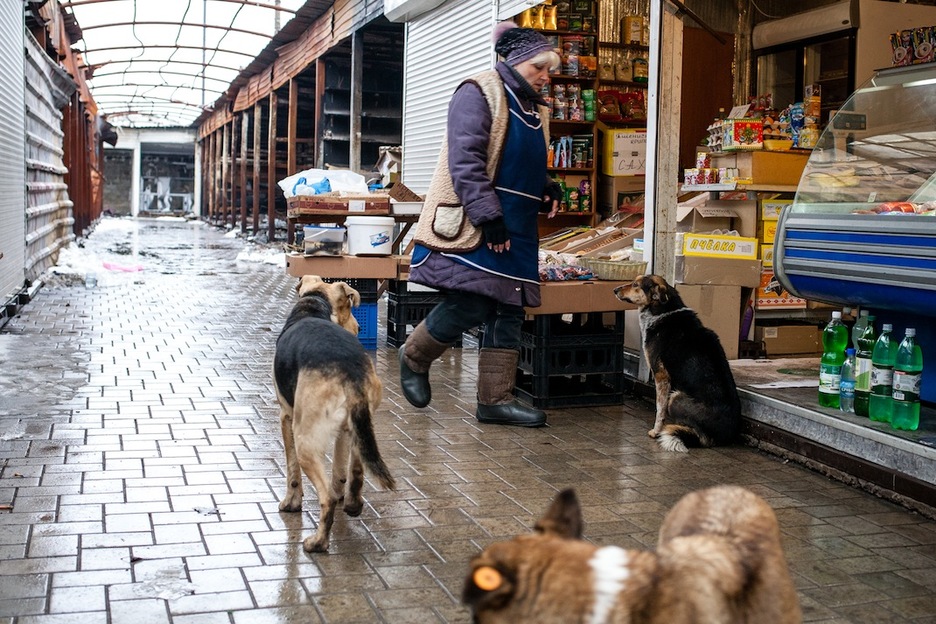 Un mercado del norte de la ciudad de Donetsk. Parte está quemada por impactos de artillería ucraniana. (Juan TEIXEIRA)