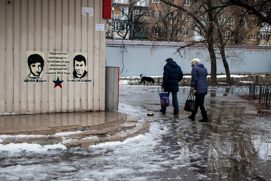 Una pintada que recuerda en Donetsk a dos antifascistas de Járkov muertos en enfrentamientos con neonazis en marzo de 2014. (Juan TEIXEIRA)