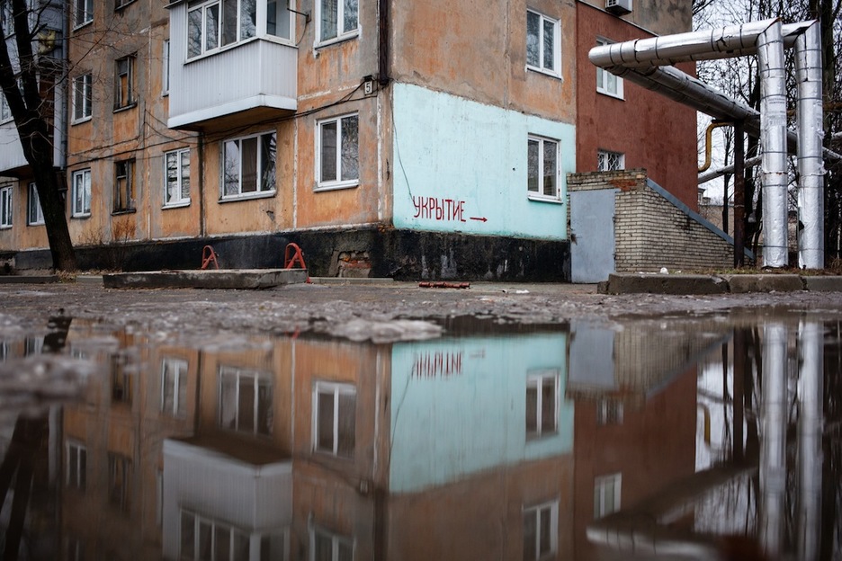 Un edificio de Donetsk que tiene un refugio (Ukrytie en ruso) para resguardarse de los bombardeos. (Juan TEIXEIRA)