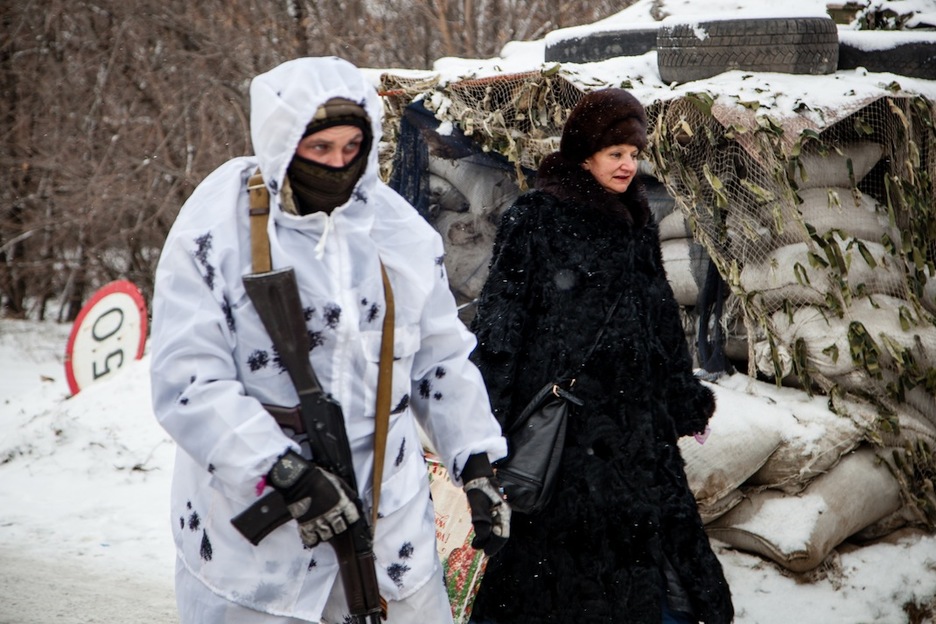 Un soldado de la RPD en un puesto de control. Las fuerzas militares de la república autoproclamada están bien equipadas con material ruso. (Juan TEIXEIRA)