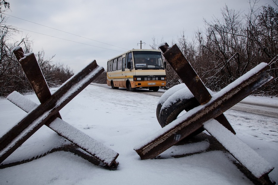 La alternativa a caminar para cruzar de un territorio a otro es un autobús que siempre va sobrecargado y el precio del cual no lo pueden asumir todos los habitantes de manera regular. (Juan TEIXEIRA)