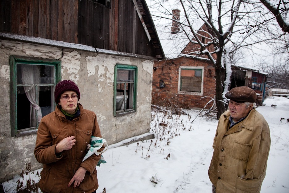 Dos habitantes de la zona gris, la tierra de nadie. Ninguna de las dos partes se hace responsable de ellos, pero tienen que vivir bajo el fuego de ambos lados. La gente que resiste es por que no tiene otro lugar donde ir. (Juan TEIXEIRA)