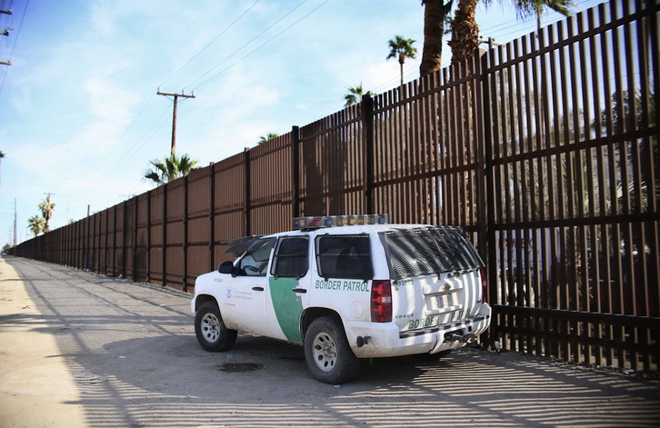 El muro en Calexico, en la frontera de California con México. (Sandy HUFFAKER / AFP)