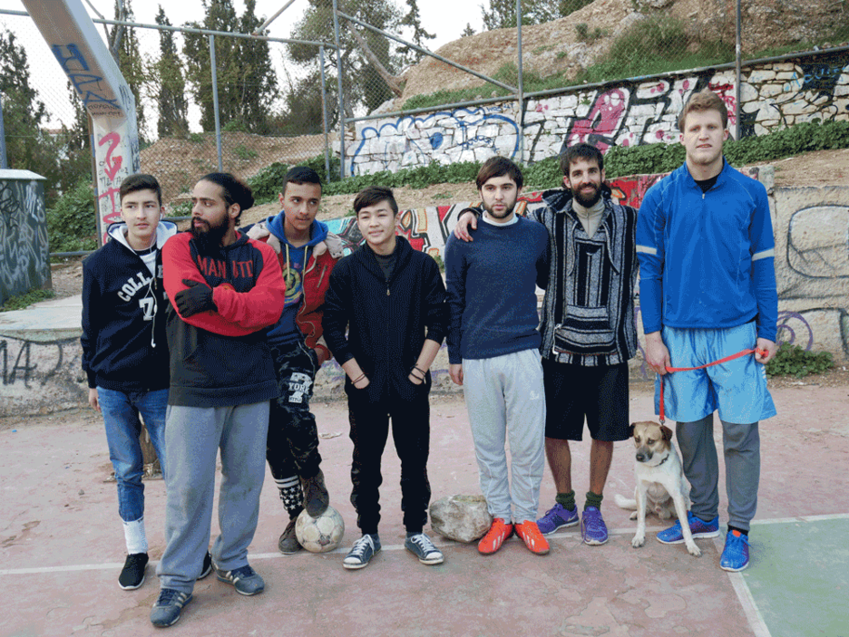 Jugadores de diferentes nacionalidades unidos en el campo de futbol.