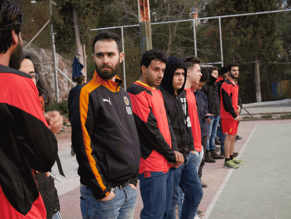 Este entrenador y ex futbolista sirio anima a su equipo de Jazmina.