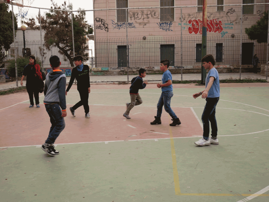 Elena organiza y arbitra los partidos de futbol entre personas refugiadas.