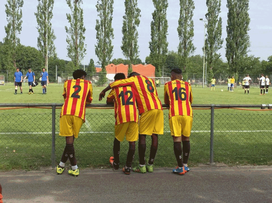 Jugadores refugiados en Alemania, disfrutan de su partido en Hamburgo.