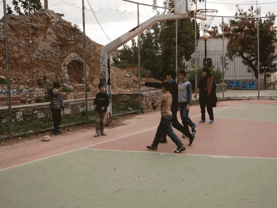 Con un balón es suficiente para pasar un buen rato durante la tarde