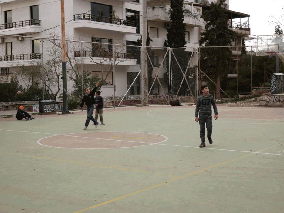Los refugiados más jóvenes acuden a Exarchia a pasar la tarde, jugando a lo que más les gusta.