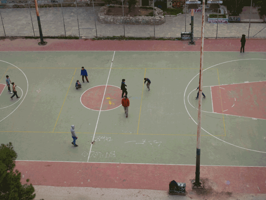 Desde la colina de Exarchia, se les ve disfrutar como pequeños.