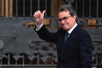 Artur Mas sale del TSJC en el receso de la sesión de hoy. (Lluis GENE/AFP)