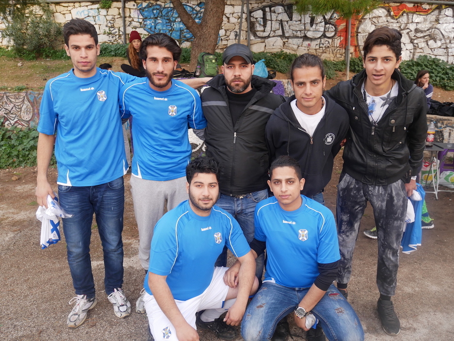 Estos refugiados sirios con la camiseta del Tenerife dispuestos a darlo todo en la liga entre squats. 