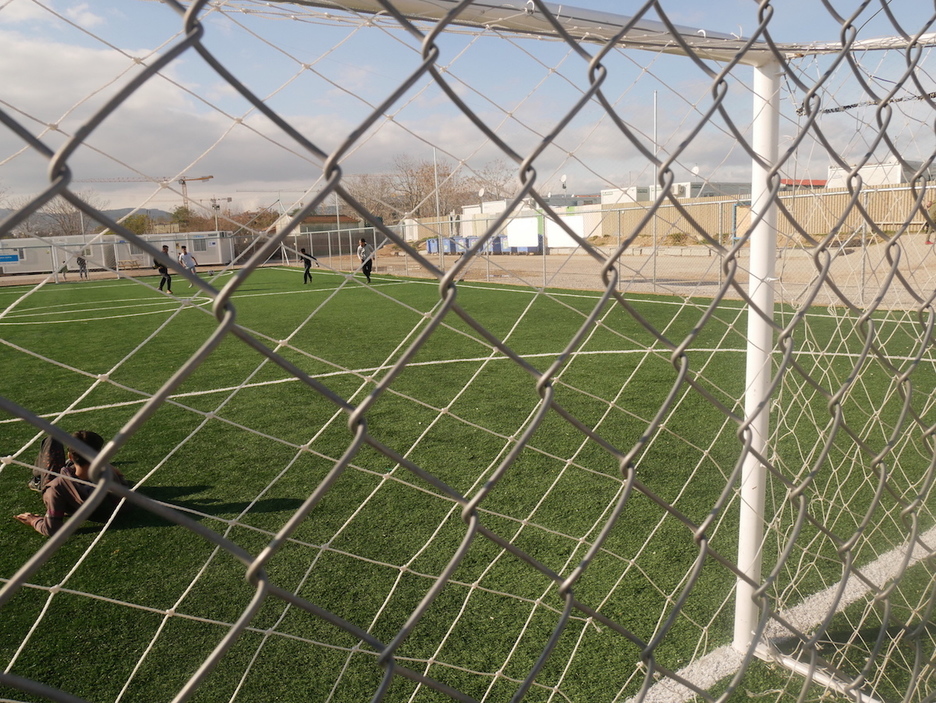 Entre casas prefabricadas y hospots para las personas refugiados han habilitado este campo de futbol en Eleonas. 