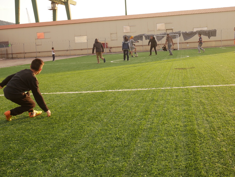 En el campo de refugiados de Skaramangas disponen de un campo de fútbol con hierba artificial. Pintado y con porterías