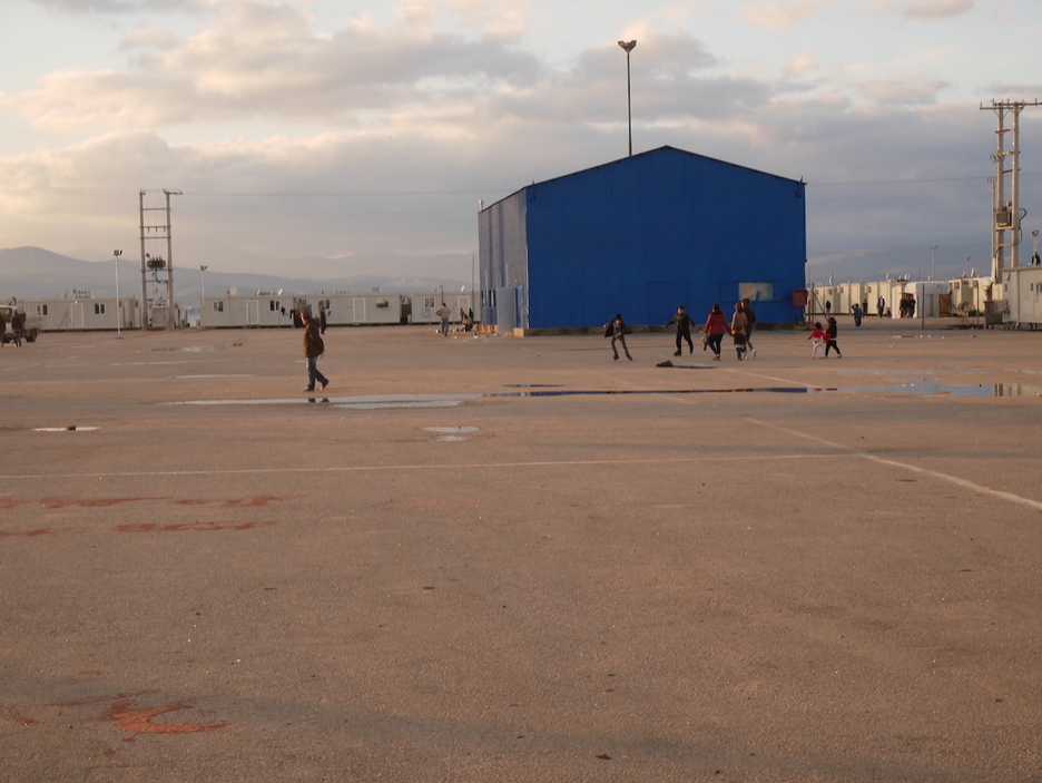 Campamento de Skaramangas en Atenas, unas 3000 personas conviven en este campo, con alguna infraestructura para pasar el tiempo. Junto al campo de fútbol este espacio polivalente.  