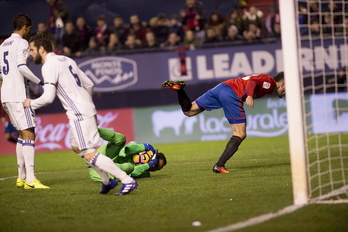 Keylor Navas aborta una de las ocasiones de Osasuna. (Iñigo URIZ | ARGAZKI PRESS)