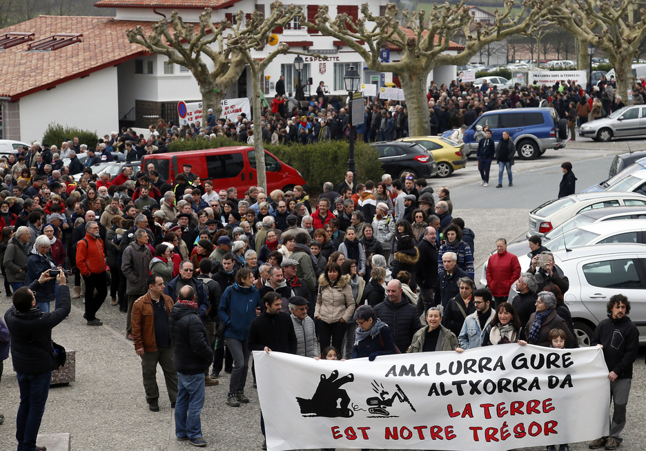 Samedi, ils les opposants au Permis Kanbo ont envahi Espelette. ©Bob EDME