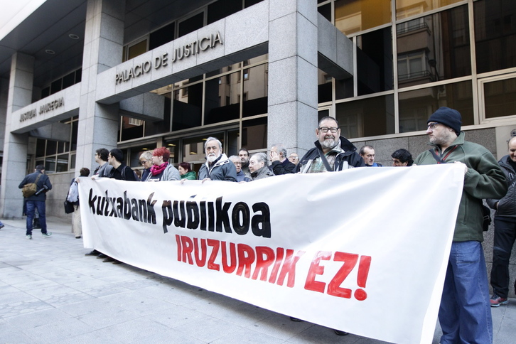 Kutxabank auziko herri akusazioak elkarretaratzea egin du Bilboko auzitegian. (Aritz LOIOLA / ARGAZKI PRESS)