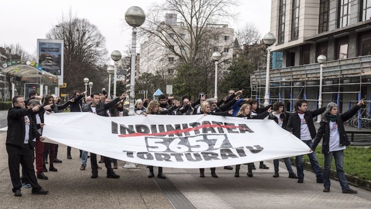 Sortu se concentró el domingo ante el cuartel de la Ertzaintza en Donostia. (Gorka RUBIO/ARGAZKI PRESS)
