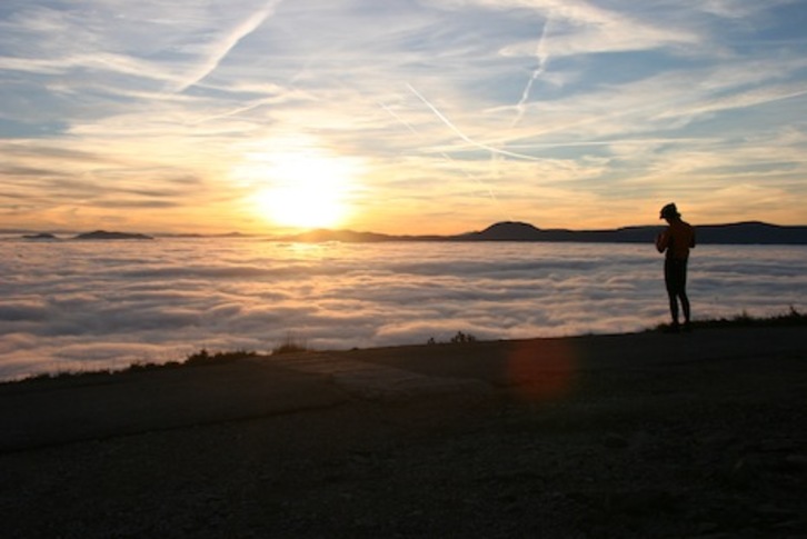 Espectacular vista desde el monte Ezkaba con los alrededores cubiertos por la niebla. (FOTOGRAFÍAS: Luis URZAINKI)