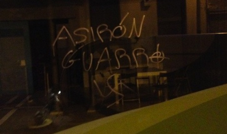 Pintada fascista en la que se insulta y amenaza al alcalde Asiron. (AHOTSA.INFO)