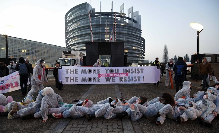Protesta contra el CETA frente al Parlamento europeo. (Frederic FLORIN / AFP)