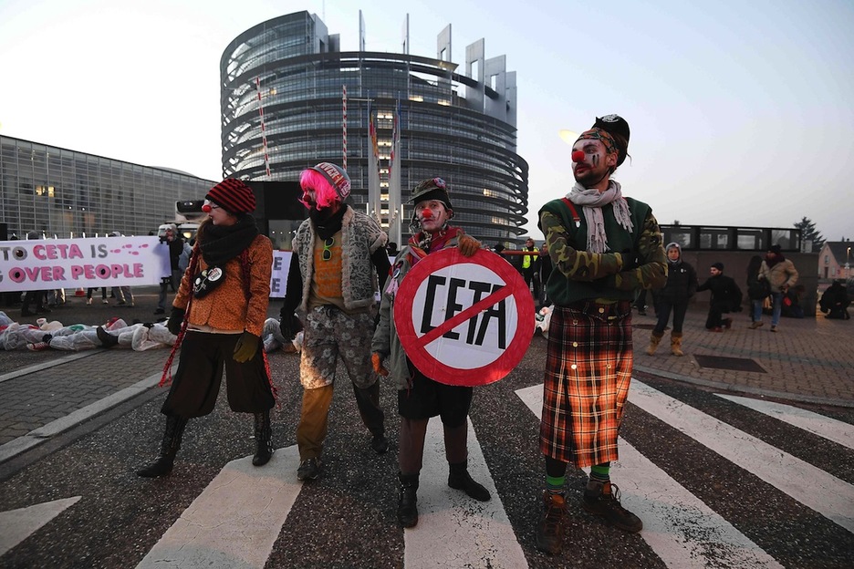 Martxa koloretsua egin dute Bruselan CETAren kontra. (Frederick FLORIN / AFP)