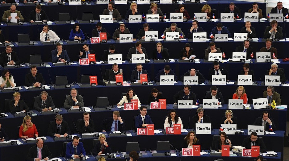 Parlamentu barruan ere, argudio desberdinak medio, CETAren kontrako aldarriak izan dira. (Frederick FLORIN / AFP)