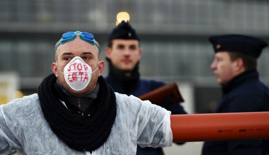 Stop CETA aldarria, nagusi Bruselan. (Frederick FLORIN / AFP)