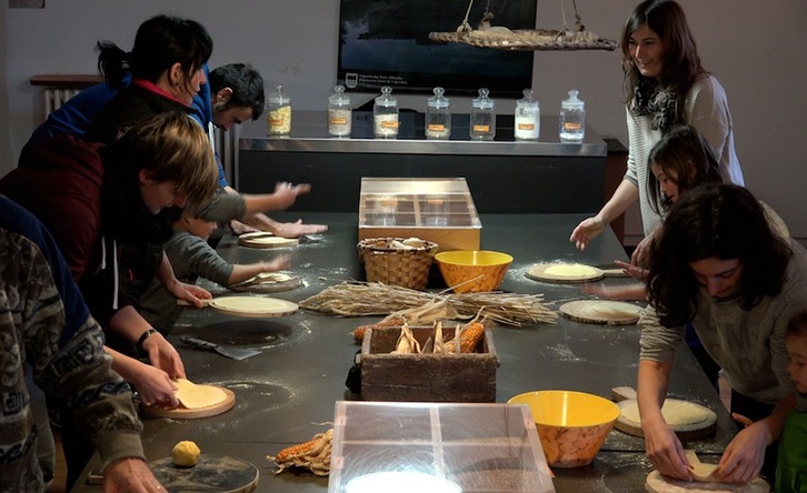 Hogei lagun inguru bildu ziren Iturrararen taloak egiten ikasteko. (Gotzon ARANBURU)