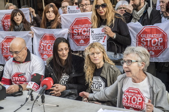 Rueda de prensa de Stop Desahucios Gipuzkoa en Donostia. (Gorka RUBIO / ARGAZKI PRESS)