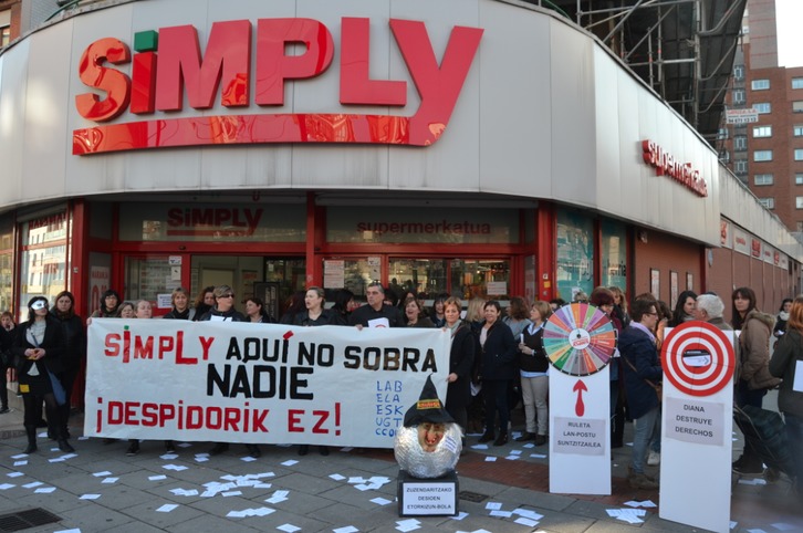 Simply dendentako langileek egindako protesta.