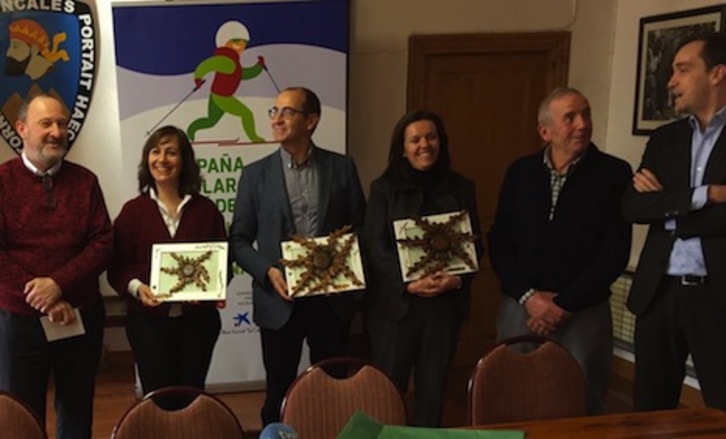 La consejera y representantes de las entidades colaboradoras muestran un "eguzkilore" recibido en agradecimiento por el apoyo a la Campaña de Esquí. (GOBIERNO DE NAFARROA) 