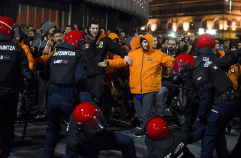 Incidentes en las inmediaciones de San Mamés cuando los aficionados del APOEL eran custodiados por la Ertzaintza. (Luis JAUREGIALTZO / ARGAZKI PRESS)