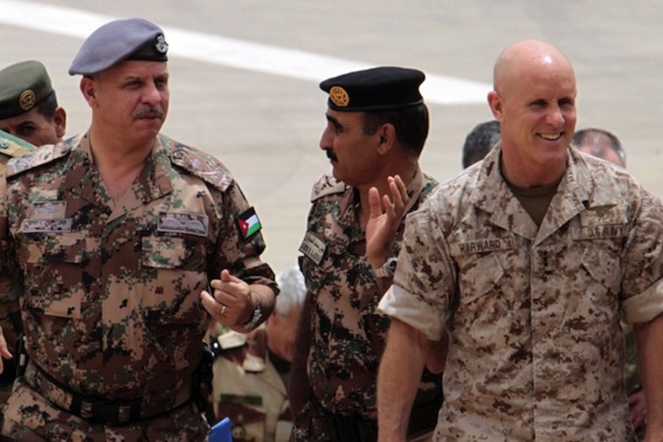 Robert Harward, a la derecha, en una imagen tomada en Amman, la capital de Jordania, en 2012. (Khalil MAZRAAWI/AFP)