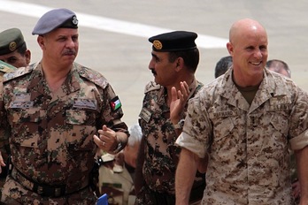 Robert Harward, a la derecha, en una imagen tomada en Amman, la capital de Jordania, en 2012. (Khalil MAZRAAWI/AFP)