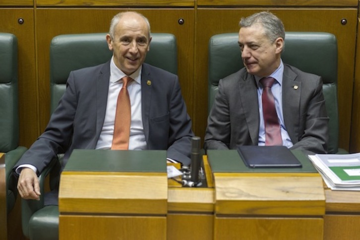 El lehendakari Iñigo Urkullu, junto a Josu Erkoreka en el Parlamento de Gasteiz. (Juanan RUIZ/ARGAZKI PRESS)