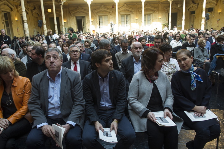 Representantes de las fuerzas del cambio en Nafarroa, durante el homenaje. (Jagoba MANTEROLA/ARGAZKI PRESS)