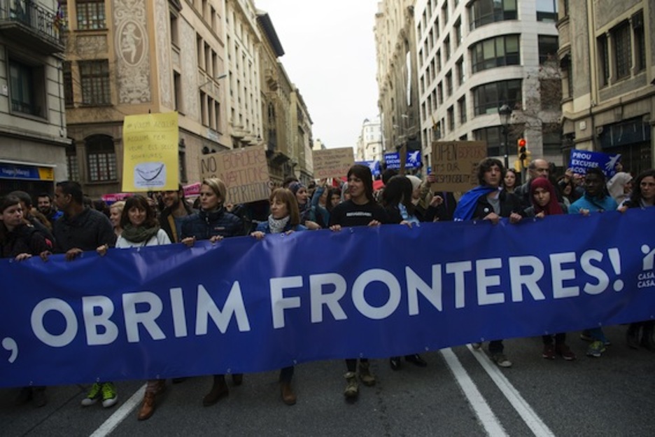 Una pancarta reivindica la apertura de fronteras. (Josep LAGO/AFP)