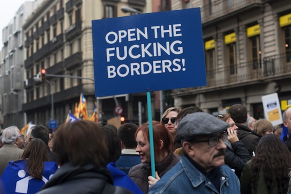 Una joven, con un cartel que exige la apertura de fronteras. (Josep LAGO/AFP) Una joven, con un cartel que exige la apertura de fronteras. (Josep LAGO/AFP)