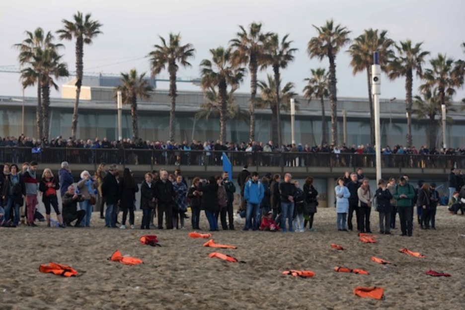Unos chalecos en la playa recuerdan a los refugiados que mueren ahogados. (Josep LAGO/AFP)